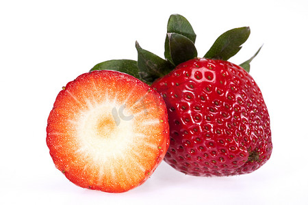 白色背景中分离的切新鲜红草莓