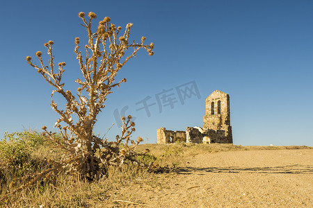 废弃教堂摄影照片_沙漠中废弃的教堂