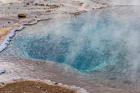冰岛 Geysir Golden Circle 深蓝水在地热池中冒着热气