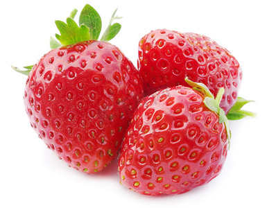 三个新鲜、多汁且健康的草莓