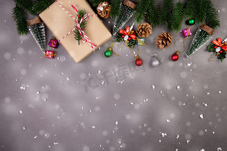 冰淇淋蛋糕当礼物摄影照片_带礼盒和雪饰的圣诞假期组合，新年和圣诞节或周年纪念日，在水泥地板背景上按季节、顶视图或平躺、复制空间提供礼物。