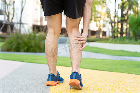 男性跑步运动员腿部受伤和疼痛。