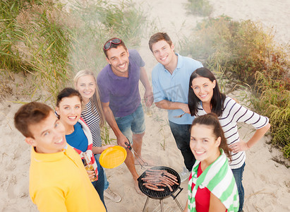 一群朋友在沙滩上做烧烤