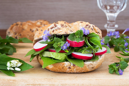 素食汉堡配地面常春藤、野蒜、蒲公英和 ot