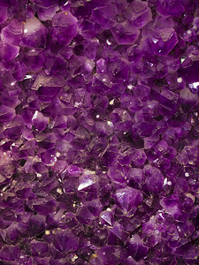 半镶嵌摄影照片_紫色紫水晶石