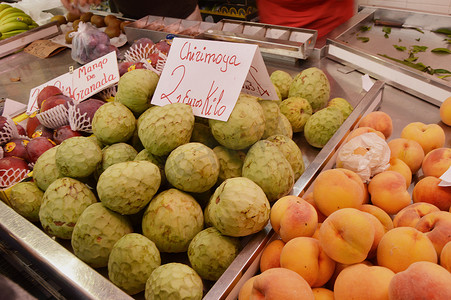 杂货市场柜台上有各种各样的新鲜热带水果