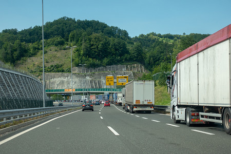Macelj、Gruskovje - 斯洛文尼亚和克罗地亚边境，汽车、公共汽车和卡车在夏季排队等候穿过克罗地亚和斯洛文尼亚之间的边界