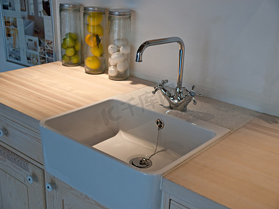 带龙头的现代古典厨房水槽细节