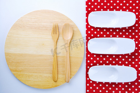 桌子背景上的木盘、桌布、勺子、叉子