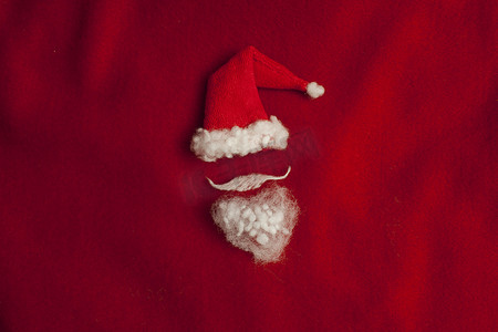极简主义背景摄影照片_红色背景极简主义的红色圣诞老人帽子