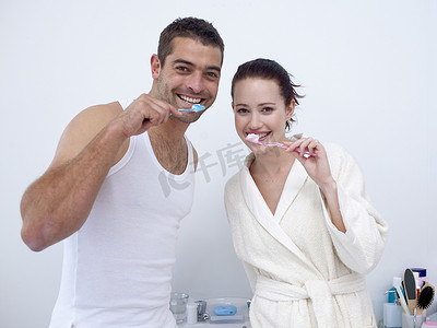 夫妇在浴室刷牙