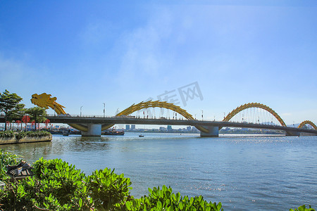 在汉江，岘港，越南的龙桥。