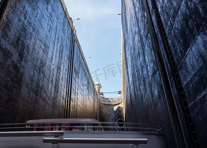 波尔图附近杜罗河 Barragem do Carrapatelo 大坝闸内的河船