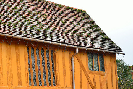 开窗房屋摄影照片_橙色半木结构房屋末端