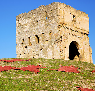 非洲摩洛哥的老城堡和塔附近的红色皮革