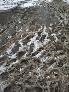 冰粥摄影照片_道路上的雪和油脂粥。