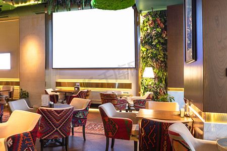 餐厅舒适的现代内饰，带白色投影仪屏幕的茶馆