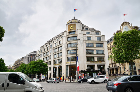品牌商城摄影照片_法国巴黎-2015 年 5 月 14 日：游客在巴黎路易威登商店购物