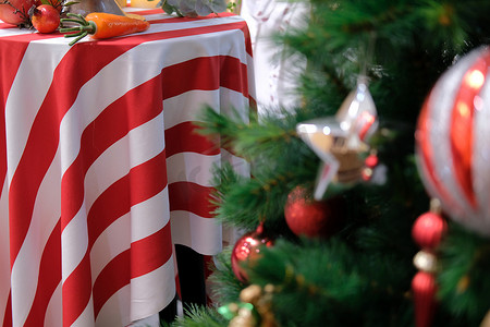 红色白色条纹织物桌布与节日圣诞装饰品装饰。