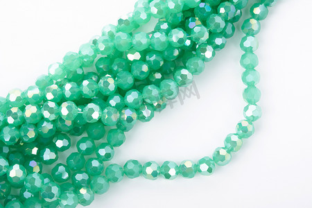 白色背景上美丽的浅绿色玻璃闪光水晶 Isoalted 珠。
