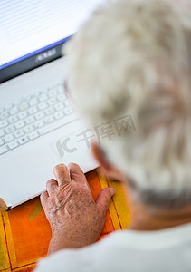 笔记本电脑上有岁月斑点的手