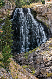 Rustic Falls - 沿着 Glen Creek 靠近 Mammoth Hot Sprin 的瀑布