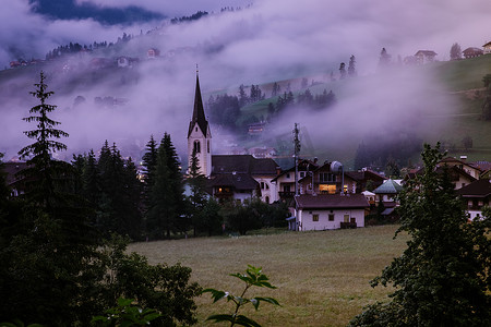 奥迪摄影照片_多洛米蒂山意大利，多云雾天气期间的小教堂，圣维吉里奥迪马雷贝，南蒂罗尔，意大利圣维吉里奥迪马雷贝是多洛米蒂山脉的一个小镇