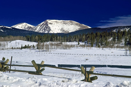 大地景观摄影照片_冬季科罗拉多州的基诺沙山口