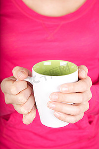 蓝色的茶杯摄影照片_粉红色背景中的茶杯