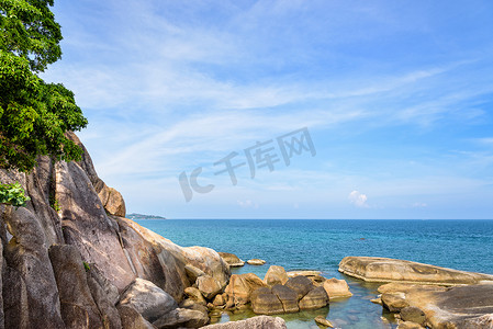 蓝色大海摄影照片_苏梅岛的岩石和蓝色大海