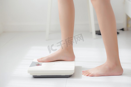 减肥,摄影照片_生活方式活动，女性站腿测量赤脚饮食体重秤，女孩苗条减肥措施的特写脚，用于食品控制和营养、健康护理和健康概念。