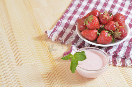 碟子上的红草莓，站在木桌上
