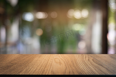 前摄影照片_co 抽象模糊背景前的空木桌