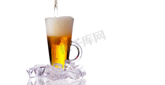 冰镇啤酒摄影照片_加冰和泡沫的新鲜冰镇啤酒