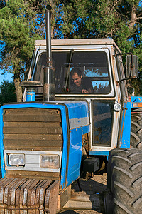 拖拉机的人摄影照片_驾驶农用拖拉机的人
