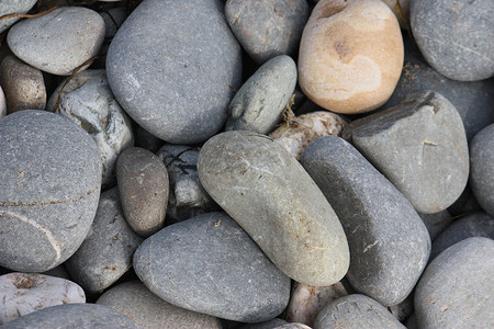 沙滩背景上的石头和岩石