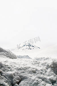 日本阿尔卑斯山，有雪的冬天山。
