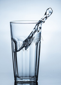 水从玻璃杯中溅出