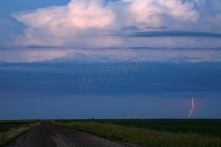 白光闪过摄影照片_闪电从风景秀丽的萨斯喀彻温省的暴风云中闪过