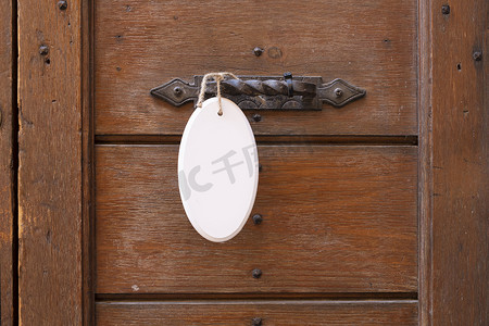 木门上的古董门把手，门上挂着白色标志