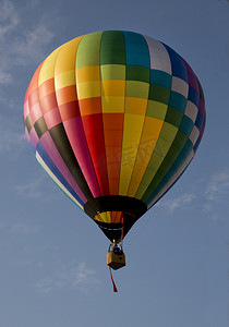 气球上升摄影照片_热气球升空反对蓝天