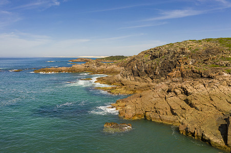 澳大利亚地区比鲁比角的棕色岩石和塔斯曼海