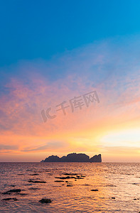五颜六色的浪漫日落的皮皮岛。