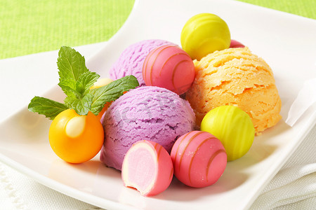 草莓味糖果摄影照片_水果味冰淇淋和果仁糖