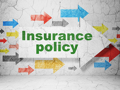 保险概念： 箭头与垃圾墙背景上的保险政策