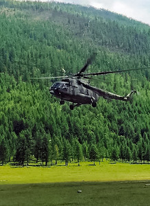 直升机 MI-8 降落在山区树林的边缘。