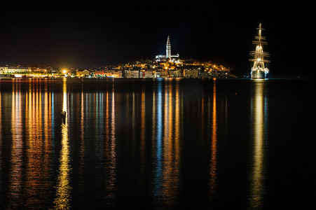 罗维尼海边小镇在晚上，克罗地亚