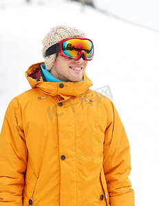 户外滑雪护目镜的快乐年轻人