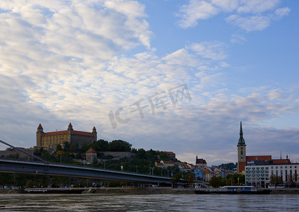 布拉迪斯拉发城堡和斯洛伐克多瑙河上的新桥