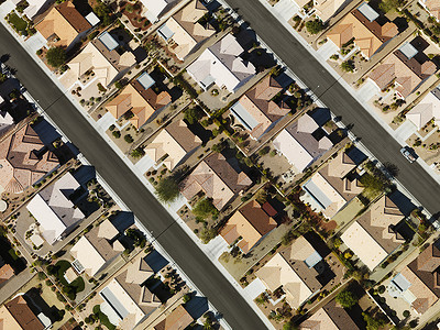 城市扩张摄影照片_郊区房屋天线。